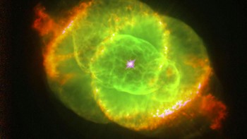 Dalam waktu sekitar 5,5 miliar tahun, Matahari akan kehabisan hidrogen dan mulai mengembang karena helium terbakar. Ia akan berubah dari raksasa kuning menjadi raksasa merah, mengembang di luar orbit Mars dan menguapkan Bumi. Gambar ini menunjukkan salah satu nebula planet paling kompleks yang pernah dilihat, NGC 6543, yang dijuluki Nebula Mata Kucing. Teleskop Hubble mengungkapkan struktur rumit yang mengejutkan. Diperkirakan berusia 1.000 tahun, nebula tersebut adalah rekaman visual fosil dari dinamika dan evolusi akhir bintang yang sekarat. Foto: SSPL via Forbes