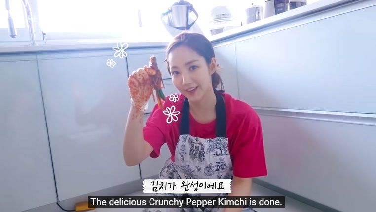 park min young bikin kimchi cabai favoritnya