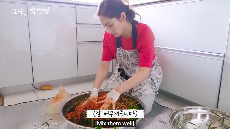 park min young bikin kimchi cabai favoritnya