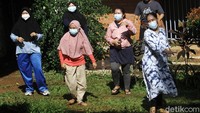 Semua pasien yang ada di gedung karantina Pusat Studi Jepang juga dianjurkan mengikuti senam dan berjemur setiap hari Selasa, Kamis dan Sabtu.