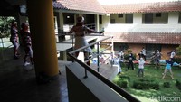 Tidak hanya di Wisma Makara, pasien tanpa gejala juga dikarantina di gedung Pusat Studi Jepang UI.