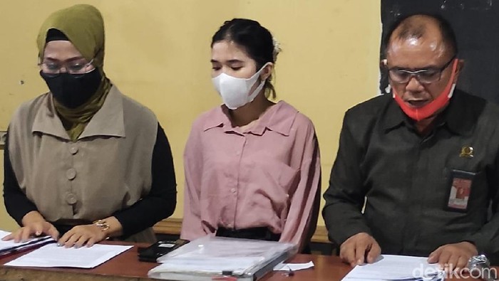 Pasutri tersangka kasus ITE di Sidoarjo tak terima dijemput paksa oleh polisi. Menurut mereka, penjemputan itu tidak prosedural.