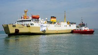 Barang bantuan itu berasal dari berbagai lapisan masyarakat yang diserahkan secara simbolis oleh Kasubdit Angkutan Laut dalam Negeri Dirjen Perhubungan Laut RI Meddy Purwanto dan Kepala Cabang PELNI Surabaya Ridwan Mandaliko kepada Nahkoda KM Egon Capt Abdul Gafar di Pelabuhan Tanjung Perak, Surabaya, Selasa (26/1). Foto: dok. Pelni