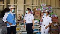 Kasubdit Angkutan Laut Dalam Negeri Direktorat Lalu Lintas Laut Kementerian Perhubungan Meddy Purwanto (tengah) Kepala cabang PT PELNI Surabaya Ridwan Mandaliko (kiri) dan Nahkoda KM Egon Capt Abdul Gafar meninjau langsung barang logistik bantuan kemanusian yang akan dikirim ke daerah bencana Banjir Kalsel dan Gempa Sulbar. Foto: dok. Pelni