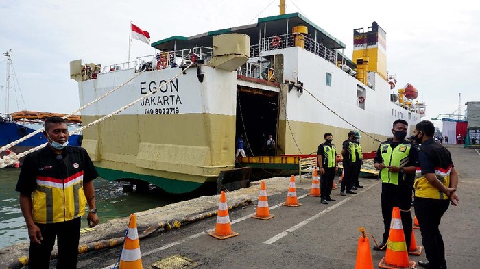 KM Egon milik PT PELNI mengakut 691 koli barang bantuan kemanusiaan bagi korban bencana di Kalsel dan Sulbar dari Pelabuhan Tanjung Perak Surabaya.