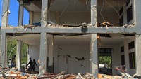 Sejumlah pekerja mencari sisa puing bangunan SMK 1 Rangas yang ambruk pasca gempa bumi di Mamuju, Sulawesi Barat.