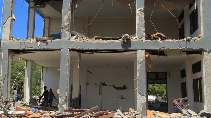 Penampakan SMK 1 Rangas Sulbar yang Ambruk Akibat Gempa Sejumlah pekerja mencari sisa puing bangunan sekolah SMK 1 Rangas yang roboh pasca gempa bumi di Mamuju, Sulawesi Barat, Selasa (26/1/2021). Dinas Pendidikan dan Kebudayaan Sulbar menyatakan sebanyak 117 sekolah rusak akibat dampak gempa bumi Magnitudo 6,2 yang terjadi pada Jumat (15/1) lalu. ANTARA FOTO / Akbar Tado