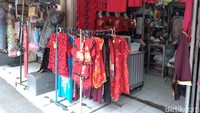 Tahun-tahun sebelumnya, Pemkot Solo biasa memasang ribuan lampion di kawasan Pasar Gede untuk memeriahkan Imlek. Rangkaian kegiatan menyambut Imlek pun biasanya sudah mulai digelar.