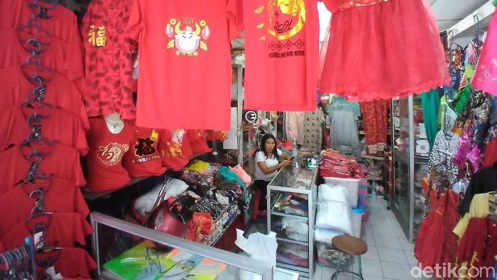 Penampakan Toko Pernak-pernik Imlek di Pasar Gede Solo Saat Pandemi Perayaan Imlek di Solo dipastikan tak digelar karena pandemi. Para pedagang pernak-pernik Imlek di Pasar Gede Solo pun terimbas karena sepinya pelanggan.