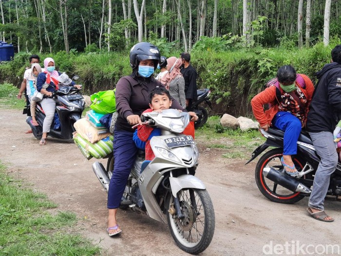 Pengungsi Gunung Merapi di Sleman dipulangkan, Selasa (26/1/2021).