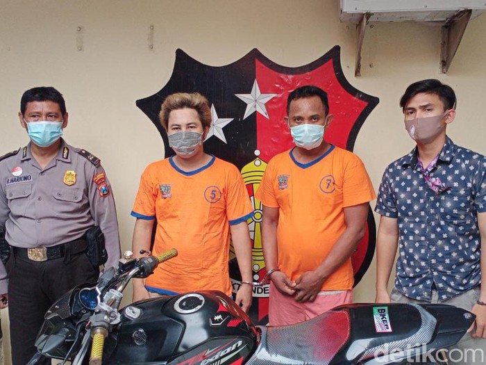 Dua jambret di Surabaya diringkus polisi. Mereka diamankan setelah melakukan jambret sebanyak 9 kali.