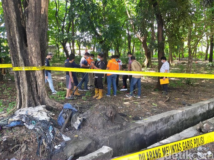 Polisi olah TKP soal pipa gas bocor yang nyaris membakar SPBU Margomulyo. Mereka terdiri dari Tim Labfor Polda Jatim dan Satreskrim Polrestabes Surabaya.