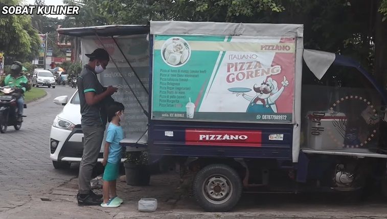 Pizza Goreng dan Pangsit Lek Gino Sepi