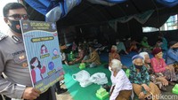 Seruan prokes dilakukan dengan sangat ramah kepada para lansia.