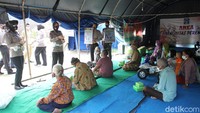 Para lansia pengungsi Merapi ini dengan seksama mendengarkan arahan dari para personel Polda DIY.
