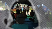 Ditlantas Polda Yogyakarta memberikan pengarahan agar para pengungsi lansia secara khusus tetap menjalankan standar protokol kesehatan saat sudah kembali kerumah. 
