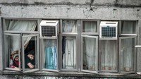Diapartemen yang sempit ini tidak jarang mereka berdesakan dengan anggotra keluarga lain.Getty Images/Anthony Kwan