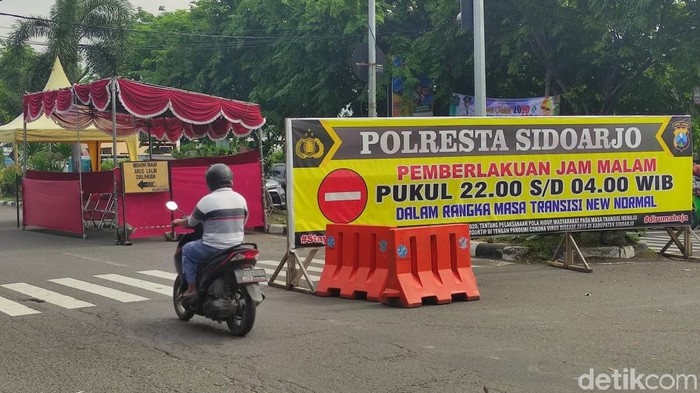 Pemberlakuan pembatasan kegiatan masyarakat (PPKM) jilid 2 dimulai di Sidoarjo. Pedagang kaki lima (PKL) di tiga titik dilarang berjualan.