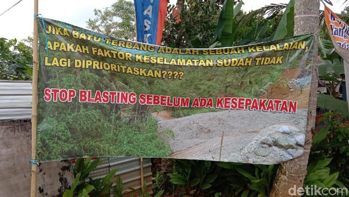 Ratusan rumah dilaporkan terdampak proses blasting proyek Bendungan Bener, Purworejo, Selasa (26/1/2021).