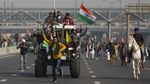 Ribuan Petani di India Demo Pakai Traktor