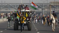 Beberapa petani yang mengibarkan bendera di tiga jalan utama menyerbu barikade keamanan dan masuk ke New Delhi, ibu kota India. Polisi, yang memasang barikade kontainer dan truk, menembakkan gas air mata.