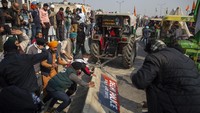 Upacara Hari Republik tetap berjalan meskipun ada masalah keamanan ini. Barikade diawaki polisi di persimpangan di sekitar pusat kota New Delhi sementara tentara dengan senapan mesin berada di banyak kereta metro. Selain di New Delhi, para petani juga menggelar aksi demonstrasi di kota Mumbai dan Bangalore.