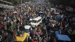 Ribuan Petani di India Demo Pakai Traktor