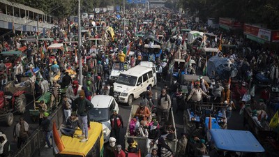 Ribuan Petani di India Demo Pakai Traktor