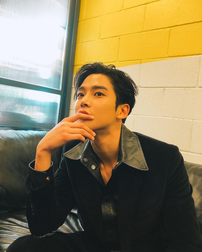 Kim Seok Woo atau yang dikenal sebagai Rowoon SF9 mulai dikenal sebagai pemilik wajah jenius. Dalam daftar ini, idol KPop yang juga aktor tersebut menempati posisi ketujuh karena penampilannya dianggap high fashion. Foto: dok. Instagram @ewsbdi