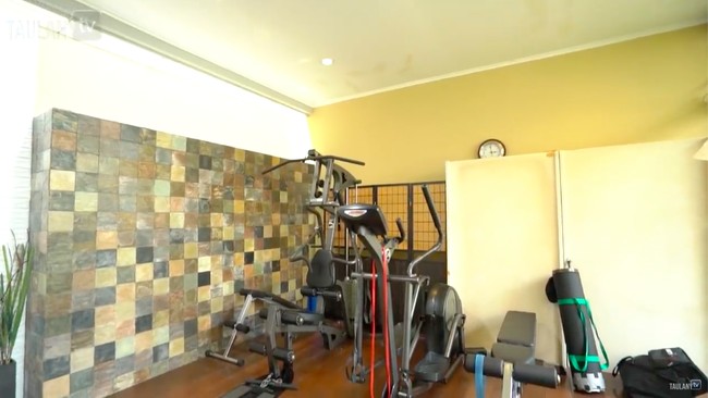 Rumah Ari Wibowo memiliki sebuah ruangan yang didedikasikan sebagai pusat kebugaran. Ruangan ini lebih sering dipakai Inge untuk bikin konten, kata Ari. Rencana sebelumnya, area gym ini mau dijadikan kolam renang. (Foto: YouTube/TaulanyTV)