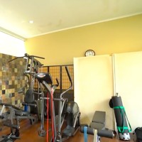 Rumah Ari Wibowo memiliki sebuah ruangan yang didedikasikan sebagai pusat kebugaran. Ruangan ini lebih sering dipakai Inge untuk bikin konten, kata Ari. Rencana sebelumnya, area gym ini mau dijadikan kolam renang. (Foto: YouTube/TaulanyTV)