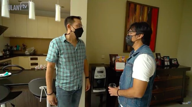 Dapur juga hadir dalam nuansa minimalis. Area ini turut dilengkapi sebuah meja kecil dan bar untuk memaksimalkan fungsinya. (Foto: YouTube/TaulanyTV)