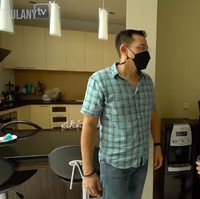 Dapur juga hadir dalam nuansa minimalis. Area ini turut dilengkapi sebuah meja kecil dan bar untuk memaksimalkan fungsinya. (Foto: YouTube/TaulanyTV)