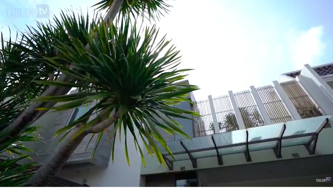 Ari Wibowo mengatakan, rumah tersebut dibangun sendiri. Awalnya, tanah rumah ini sangat luas sampai akhirnya Ari memutuskan berbagi lahan tersebut dengan sang kakak, Ira Wibowo. (Foto: YouTube/TaulanyTV)