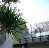 Ari Wibowo mengatakan, rumah tersebut dibangun sendiri. Awalnya, tanah rumah ini sangat luas sampai akhirnya Ari memutuskan berbagi lahan tersebut dengan sang kakak, Ira Wibowo. (Foto: YouTube/TaulanyTV)