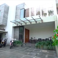 Rumah Ari Wibowo yang berada di daerah Jakarta Selatan ini muncul di konten YouTube Andre Taulany. Tampak depan, rumah tersebut kental dengan garis-garis arsitektur yang minimalis. Sudah hampir 14 tahun saya tinggal di sini, kata Ari kepada Andre. (Foto: YouTube/TaulanyTV)