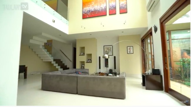 Tak hanya eksterior, nuansa minimalis juga terasa di dalam rumah lewat eksteriornya. Kombinasi cat putih dan off-white mendominasi rumah dua tingkat tersebut. Tak banyak barang yang memenuhi ruangan sehingga terasa lebih lapang. (Foto: YouTube/TaulanyTV)