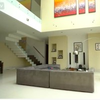 Tak hanya eksterior, nuansa minimalis juga terasa di dalam rumah lewat eksteriornya. Kombinasi cat putih dan off-white mendominasi rumah dua tingkat tersebut. Tak banyak barang yang memenuhi ruangan sehingga terasa lebih lapang. (Foto: YouTube/TaulanyTV)