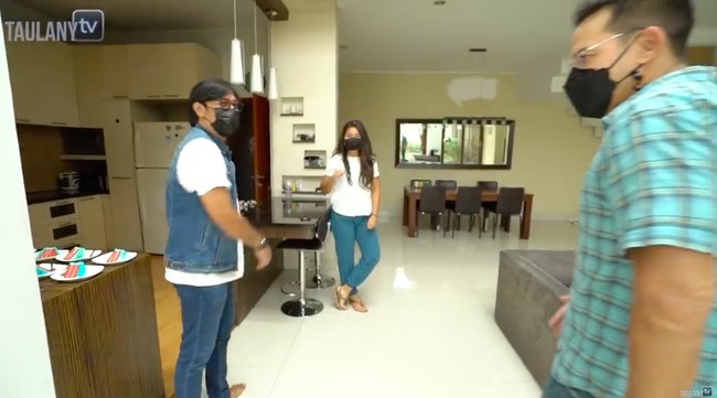 Setelah sekian lama dihuni, Ari Wibowo akhirnya akan merenovasi tersebut. Rencananya perenovasian dimulai bulan depan. Gym akan diperluas dan rumah bakal ditambah fitur teknologi smart home. (Foto: YouTube/TaulanyTV)