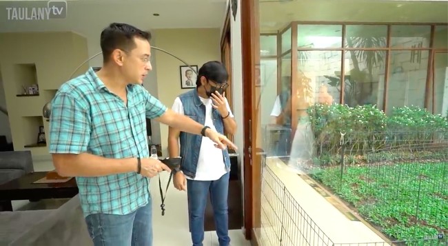 Di bagian tengah, terdapat ruang keluarga yang menghadap ke sebuah taman yang dipisahkan dengan sebuah pintu kaca besar. (Foto: YouTube/TaulanyTV)