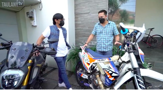 Di bagian depan, terdapat garasi serta area parkir yang cukup luas. Di situ, terdapat dua motor sport koleksi pria 50 tahun tersebut. Dulu ada banyak, ada 5 Ducati. Tapi karena jarang dipakai, jadi dua aja, kata suami Inge Anugrah ini. (Foto: YouTube/TaulanyTV)