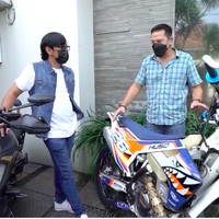 Di bagian depan, terdapat garasi serta area parkir yang cukup luas. Di situ, terdapat dua motor sport koleksi pria 50 tahun tersebut. Dulu ada banyak, ada 5 Ducati. Tapi karena jarang dipakai, jadi dua aja, kata suami Inge Anugrah ini. (Foto: YouTube/TaulanyTV)