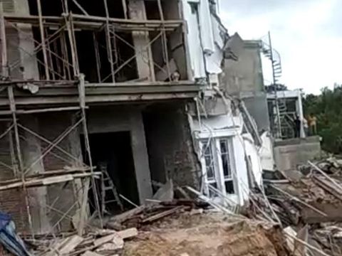 Rumah di Bandar Lampung ambrol gara-gara longsor (Screenshot video viral)