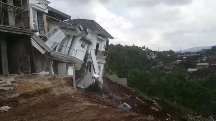 Rumah di Bandar Lampung ambrol gara-gara longsor (Screenshot video viral)