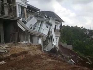 2 Rumah di Lampung Roboh Akibat Longsor, Timbun Kolam Ikan-Kebun Warga