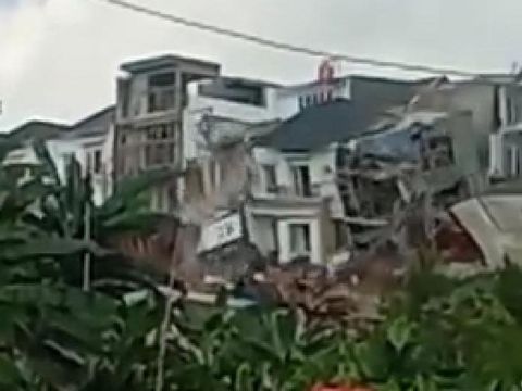 Rumah di Bandar Lampung ambrol gara-gara longsor (Screenshot video viral)