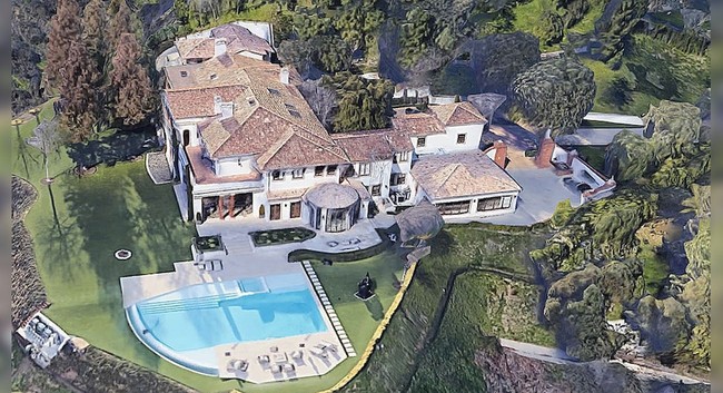 Inilah rumah Sylvester Stallone yang berada di kawasan elite Beverly Hills, California, AS. Akan pindah ke Palm Beach, Florida, dalam waktu dekat, ia melepas properti tersebut ke pasaran dengan harga US$ 130 juta atau sekitar Rp 1,8 triliun! (Foto: Google Map)
