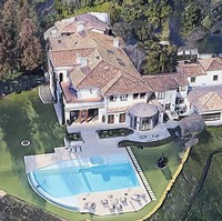 Inilah rumah Sylvester Stallone yang berada di kawasan elite Beverly Hills, California, AS. Akan pindah ke Palm Beach, Florida, dalam waktu dekat, ia melepas properti tersebut ke pasaran dengan harga US$ 130 juta atau sekitar Rp 1,8 triliun! (Foto: Google Map)