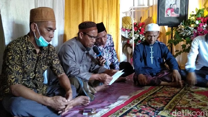 Safii (45), warga binaan Lapas Muaro Bungo Jambi (berpakaian batik dan menggunakan masker) saat dibolehkan keluar lapas untuk menjadi wali pernikahan putri sulungnya (dok Istimewa)