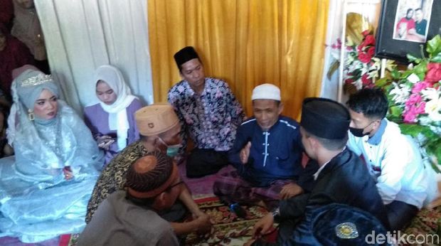 Safi'i (45), warga binaan Lapas Muaro Bungo Jambi (berpakaian batik dan menggunakan masker) saat dibolehkan keluar lapas untuk menjadi wali pernikahan putri sulungnya (dok Istimewa)